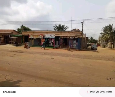 démi lot carré avec titre foncier au bord d'une grande voie