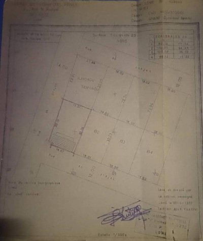 1 lot avec certificat administratif au bord du goudron