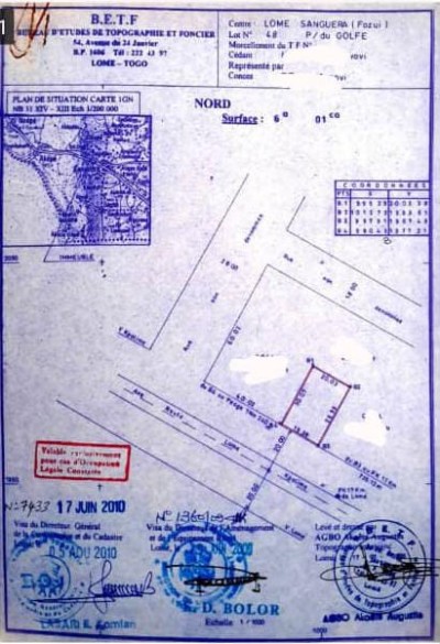 1 lot cloturé avec titre foncier en cours au bord du goudron