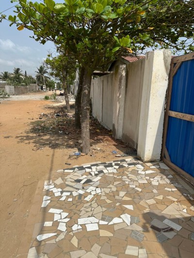 1 lot cloturé avec titre foncier à 250m du goudron