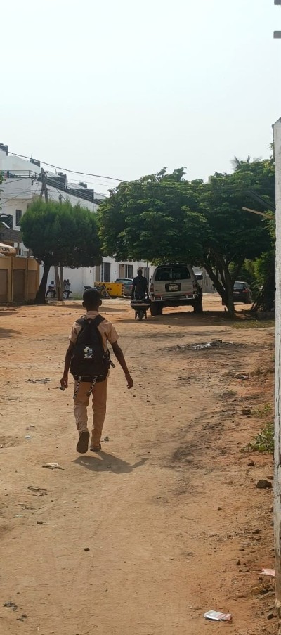 1 lot cloturé avec titre foncier à 100m du goudron