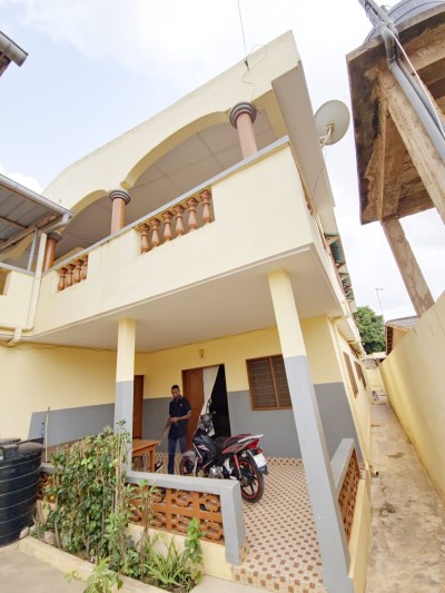 belle villa r+1 __5 chambres sur démi lot avec titre foncier en cours