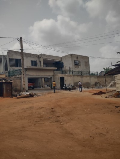 1 lot cloturé avec titre foncier abritant une vieille maison à raser