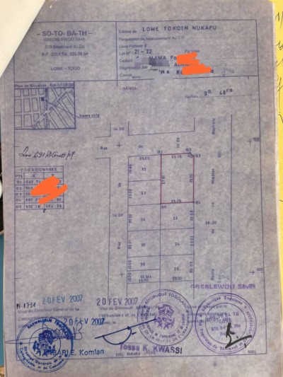 1 lot et démi cloturé avec 3 tampons au bord du goudron