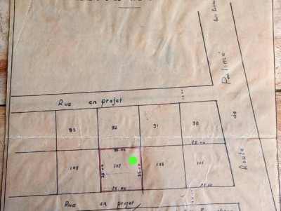 1 lot cloturé avec 1 ancien tampon à 40m du goudron